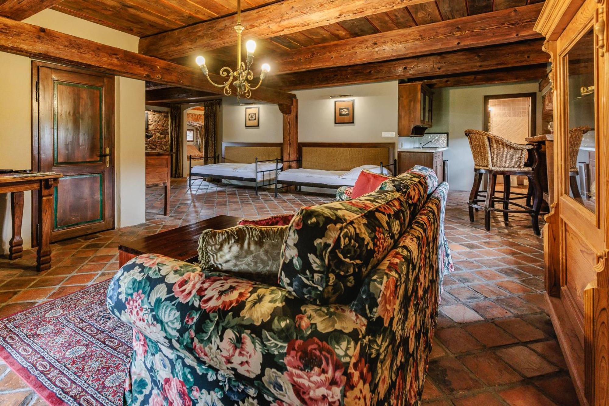Barokni Spejchar Hotel Tlučná Buitenkant foto