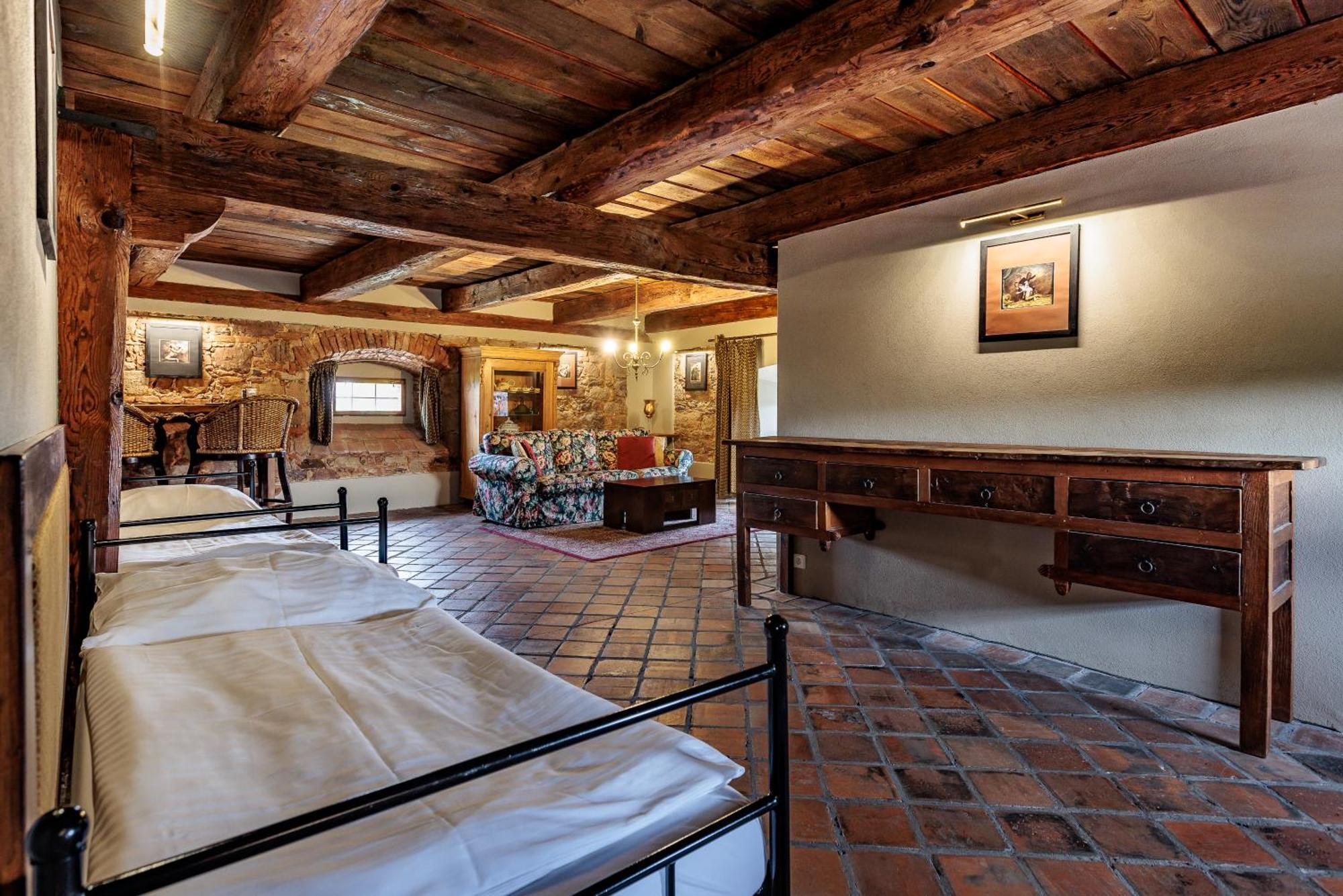 Barokni Spejchar Hotel Tlučná Buitenkant foto